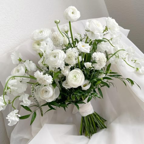 White Ranunculus Wedding, White Spring Bouquet, White Ranunculus Wedding Bouquet, Ranaculas Wedding Bouquet, Wedding Floral Ideas, Timeless Wedding Bouquet, Timeless Wedding Flowers, Minimalist Wedding Bouquet, Ranunculus Bouquet Wedding