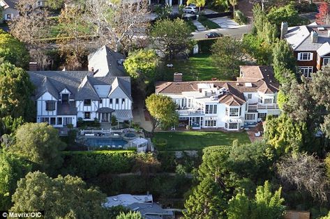 Everybody needs good neighbours: Kate Hudson now own two properties which stand side by side in Pacific Palisades, Los Angeles Front Doors Colors, Doors Colors, Beautiful Home Exterior, Cottage Mansion, Celebrity Home, Hollywood Hills Homes, Self Build Houses, Home Exterior Ideas, Hudson Homes