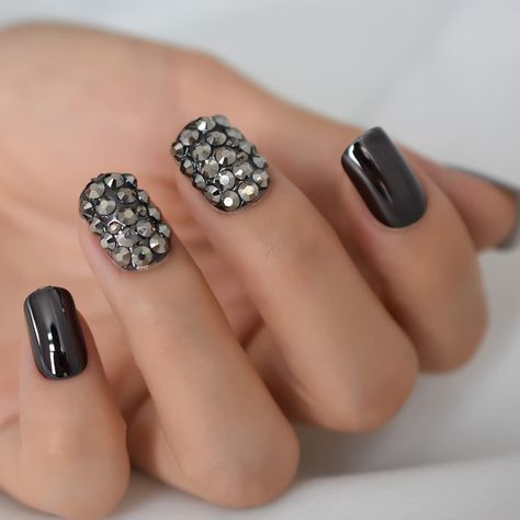 Punk Nails Short, Punk Rock Nails, Press On Nails Tips, Rock Nails, Punk Rock Style, Short Fake Nails, Punk Nails, Nails Tips, Studded Nails