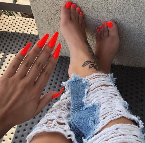 10 80s Nail Trends To Try In The 2020s Mani Pedi Combos, Orange Acrylic Nails, Toe Nail Color, Black Acrylic Nails, Summer Toe Nails, Super Nails, Acrylic Nails Coffin Short, Neon Nails, Acrylic Nails Coffin