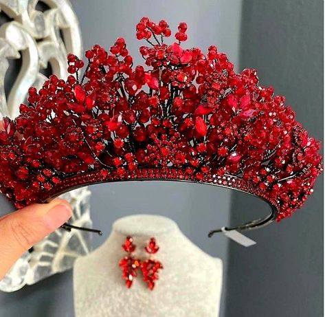 Red crown Princess Tiaras, Wedding Makeup For Brunettes, Crystal Crown Tiaras, Accessories Crystal, Diy Crown, Pretty Quinceanera Dresses, Pretty Jewelry Necklaces, Red Crown, Beautiful Tiaras