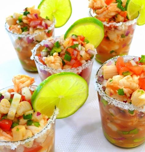 Ceviche en vaso escarchado. Ceviche Shrimp, Shrimp Ceviche Recipe, Shrimp Ceviche, Summer Meal, Peruvian Recipes, Seafood Dinner, Limes, Seafood Dishes, Finger Food