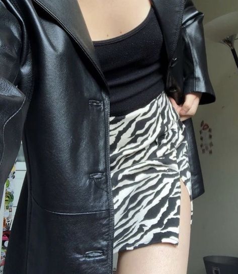 Zebra Jacket Outfit, Zebra Skirt Outfit Ideas, Zebra Print Skirt Outfit, Zebra Skirt Outfit, Zebra Print Outfits, Animal Print Skirt Outfit, Black Leather Blazer Outfit, Print Skirt Outfit, Zebra Print Clothes