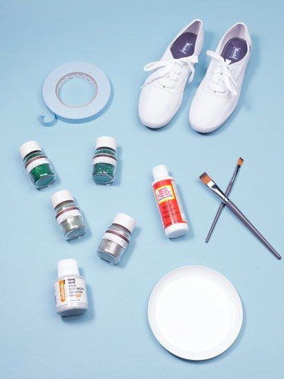 DIY Glitter Sneakers Diy Glitter Sneakers, Diy Glitter Shoes, Plain White Sneakers, Painted Shoes Diy, Diy Ombre, Ombre Glitter, Diy Glitter, Sparkly Shoes, Tennis Gifts