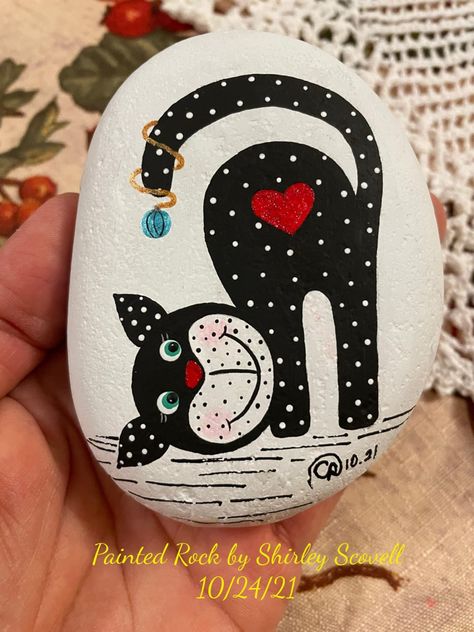 Painting Cats On Rocks, Rock Painting Cats, Painting Ideas Stone Art, Cat Rocks, Christmas Pebble Art, Stone Pictures Pebble Art, Diy Rock Art, Painted Rock Animals, Art Pierre