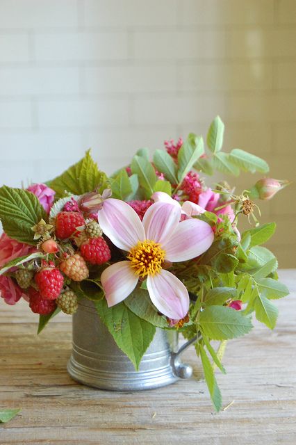 raspberry bouquet Raspberry Wedding, Arrangement Of Flowers, Pastel Decor, Entertaining Ideas, Deco Floral, Arte Floral, Beautiful Bouquet, Beautiful Blooms, Summer Flowers