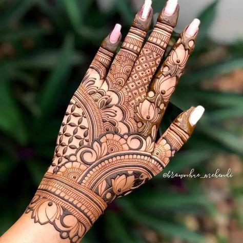 Tattoo Design Mehndi, Simple Mehndi Art, Mehndi Clothes, Bridal Henna Design, Henna Tattoo Design, Mehndi Bridal, Kids Henna, Palm Mehndi, Tattoo Mehndi