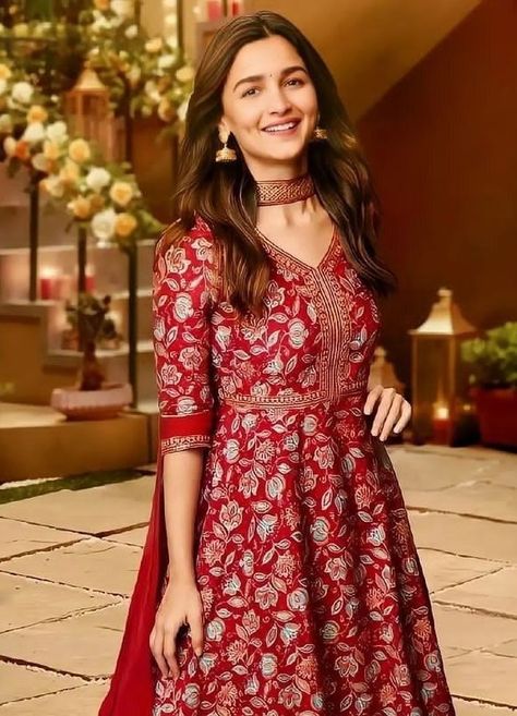 Alia Bhatt Salwar Suit, Actress In Anarkali Suits, Alia Bhatt Anarkali Suits, Alia Bhatt Kurti Outfit, Aliya Bhatt Dresses, Alia Bhatt Dresses, Kurthi Design, Bday Fits, Stylish Kurtis Design