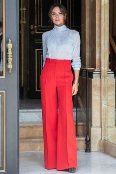 Victoria Beckham in Style Victoria Beckham, Victoria Beckham Outfits, Victoria Beckham Style, Red Trousers, Chique Outfits, Fall Outfits For Work, Red Pants, Looks Chic, Inspired Outfits