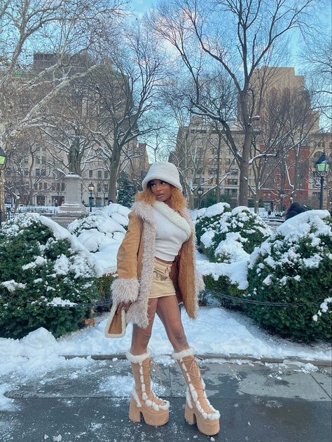 ig: @paris.aaliyaah Demonia Camel 311 Outfit, Platform Boots Outfit Aesthetic, Camel 311 Outfit, Demonia Boots Outfit, Demonia Outfit, Boots Outfit Aesthetic, Demonia Camel 311, Ugg Telfar, Outfits With Leg Warmers