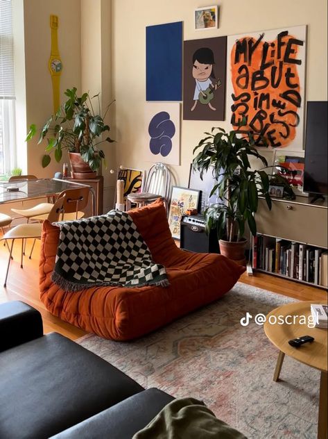 Funky Apartment Living Room, Living Room Decor Preppy, Modern Eclectic Apartment, Living Room Decor College, Room Decor Earthy, Maximalist Decor Small Spaces, Living Room Decor Men, Modern Retro Bedroom, Earthy Living Room Decor