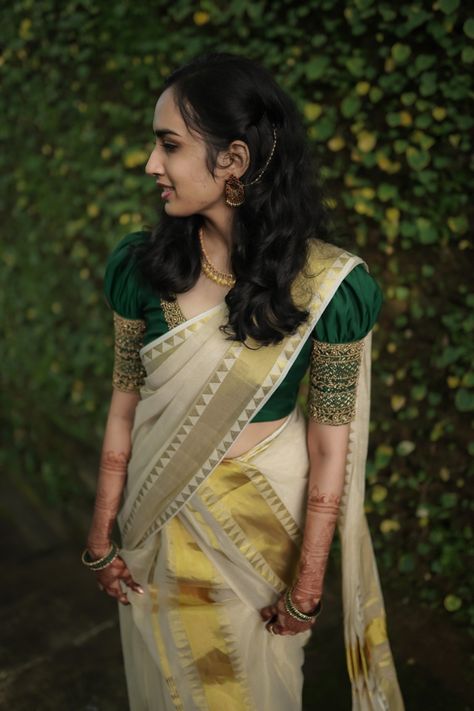 Kerala Set Mundu Bridal, Kerala Saree With Contrast Blouse, Setmundu New Trends, Setmundu Blouse Designs, White Half Saree South Indian, Setum Mundum Kerala, Setmundu Design, Set Mundu Kerala Bride, Madhuramveppu Dress