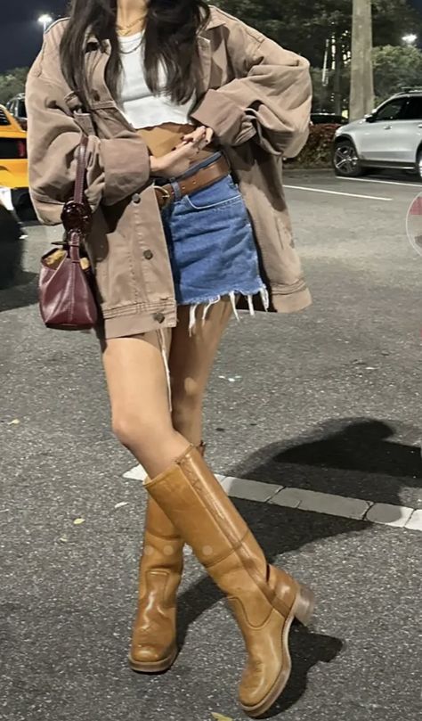 Tall Brown Heeled Boots Outfit, Frye Boots Outfit Aesthetic, Frye Campus Banana Boots, Frye Campus Boots Outfit Style, Vintage Brown Boots Outfit, Banana Boots Outfit, Styling Frye Boots, Frye Campus Banana Outfit, Frye Campus Boots Banana Outfit