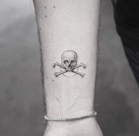 Quarter Sized Tattoos, Pirate Lady Tattoo, Skull And Crossbones Tattoo, Crossbones Tattoo, Skull Tattoo Ideas, Pirate Skull Tattoos, Small Skull Tattoo, Tattoo Designer, Simple Skull