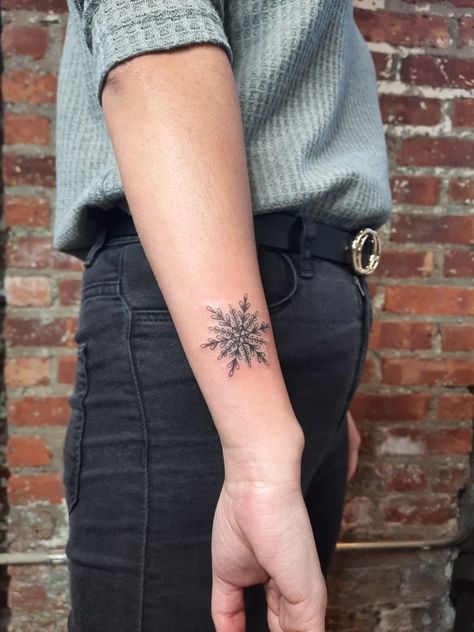 Snowflake Tattoo Placement, Snowflake Tattoo Sleeve, Fineline Snowflake Tattoo, Snow Tattoo Ideas, Cold Tattoo, Winter Tattoos, Mum Tattoos, Small Snowflake Tattoo, Snowboarding Tattoo