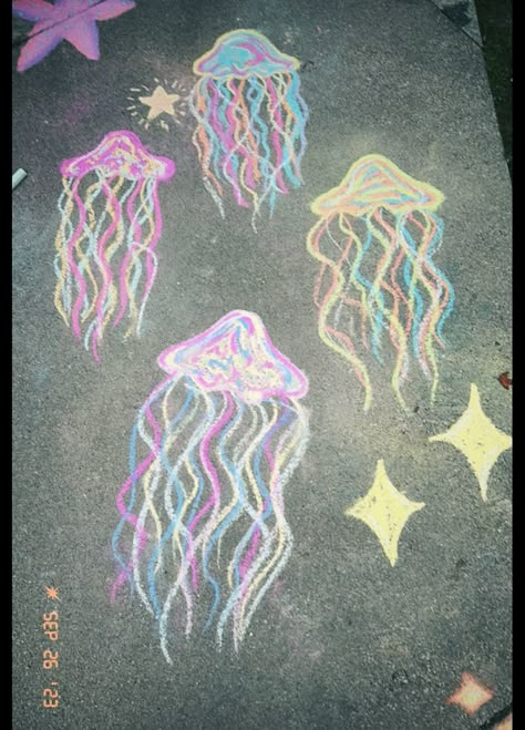 #chalkart #jellyfish #chalkjellyfish #colorful Chalk Walk Ideas Sidewalk Art, Easy Side Walk Chalk Art For Kids, Beachy Chalk Art, Cool Easy Chalk Art, Moana Chalk Art, Cute Summer Chalk Ideas, Chalk Octopus, Chalk Turtle, Chalk Jellyfish