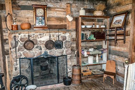 Pioneer Living Pioneer Home Decor, Pioneer Aesthetic, Pioneer Living, Pioneer House, Old Cabin, Cool House Ideas, Pioneer Life, Small Log Cabin, Rustic Log Cabin