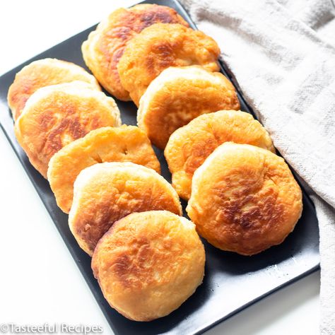 You cannot come to the Caribbean without having good, authentic Fried Johnny Cakes. Caribbean Fried Johnny Cakes is fluffy, quick, versatile and delicious. Caribbean Johnny Cake Recipe, Johnny Cake Recipe, Johnny Cakes Recipe, Bakes Recipe, Johnny Cakes, Caribbean Foods, Healthy High Protein Snacks, Carribean Food, Healthy School Snacks