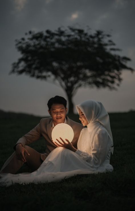 Ide Prewedding Outdoor, Priweding Photos Outdoor, Prewedding Hijab Outdoor, Konsep Prewedding Outdoor Hijab, Prewedding Ideas Hijab, Prawedding Konsep Outdoor, Prewedding Korean Style, Outdoor Prewedding Ideas, Konsep Prewedding Outdoor