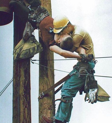 Instagram Account Collects And Shares Pictures That Capture Chance Encounters In Public Places (53 New Pics) Robert Cornelius, Power Lineman, Robert Mapplethorpe, Pulitzer Prize, Kiss Of Life, Power Lines, The Kiss, High Voltage, 인물 사진