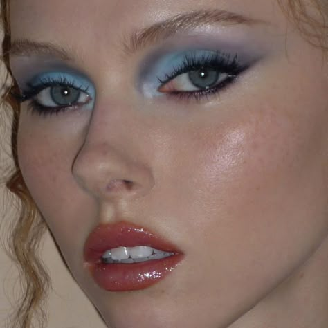 Vintage Makeup Looks, 90s Makeup, Alt Makeup, Cool Makeup Looks, Unique Makeup, Dope Makeup, Horror Movie Characters, Vintage Makeup, Blue Eyeshadow