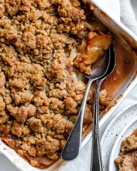 This is the Best Vegan Apple Crumble you'll try! It's incredibly sweet, easy to make, and uses super simple ingredients. Enjoy it for dinner or a sweet snack. #plantbasedonabudget #apple #crumble #vegan Vegan Apple Crumble, Vegan Crumble, Easy Apple Crumble, Vegan Apple Crisp, Healthy Apple Crumble, Pear Crumble, Apple Crumble Recipe, Sweet Easy, Vegan Apple