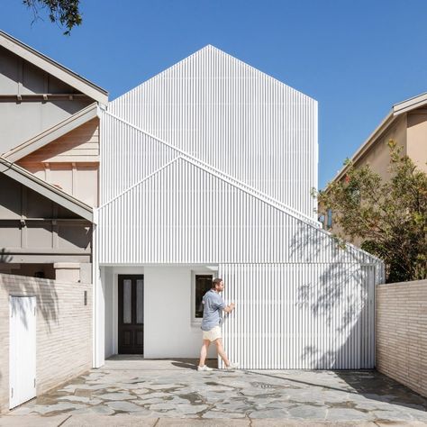 North Bondi House in Sydney fronted by angular white gabled screens Kindergarten Architecture, Sydney House, Timber Battens, Plans Architecture, Two Storey House, Casa Container, Houses Architecture, Architecture Design Concept, House Architecture