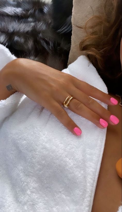 Summer Vacation Pedicure, Best Nail Color For Blondes, Summer Nails 1 Color, Emma Macdonald Nails, Neon Pink Nails Short, Beach Nails Solid Color, Simple Bright Nails, Summer Nails Plain Colors, Natural Nails Painted