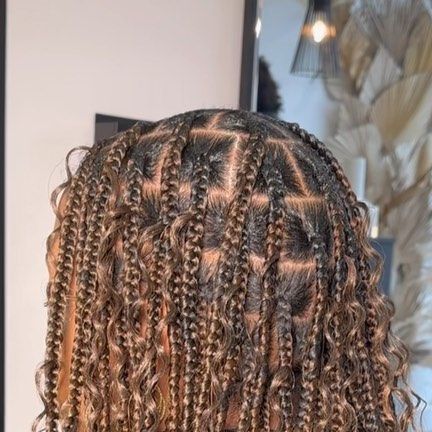 Braid Bar Ldn on Instagram: "Medium Boho Knotless Braids 😍 Colour 8 🔥 #braidbarldn #cornrows #londonsalon #braids #knotlessbraids #hair #canerows #flipoverfulanibraids #tribalbraids #boxbraids #sleekponytail #blackgirlmagic #fulanibraids #braidsgang #braidedupdo #londonbraider #neatbraids #singlebraids #fulanibraids #tribalbraids #longhair #knotlessbraids #knotlessgoddess #explorepage #lovebraids #goddesstribalbraids #londonbraids #londonbraidsstylist" Chocolate Boho Braids, Color 350 Boho Braids, Colour 30 Boho Braids, Colour 8 Braids, Smedium Boho Knotless Knee Length, Boho Knottles Braids, Boho Knotless Braids With Color, Single Braids, Colored Braids