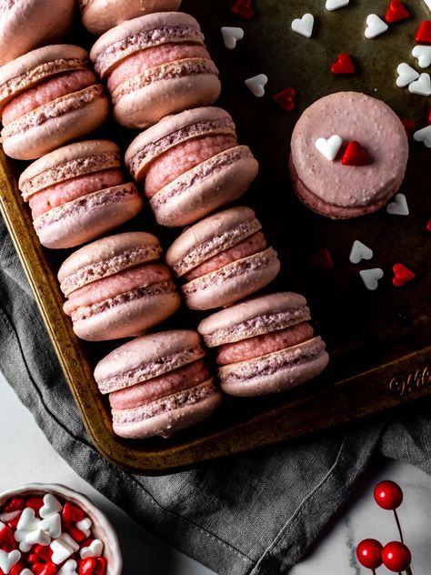 strawberry and champagne macarons Strawberry And Champagne, Champagne Macarons, Strawberry Macaron, Le Macaron, Boozy Chocolate, Pink Treats, Macaron Flavors, Party Sweets, New Year's Cake