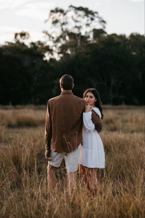 Couple Running In Field, Grassy Field Photoshoot Couple, Canola Field Photoshoot Couple, Engagement Photos Wheat Field, Couples Sunrise Photoshoot, Earthy Couples Photography, Wheat Field Couple Photography, Hipster Photoshoot, Golden Hour Couples Shoot