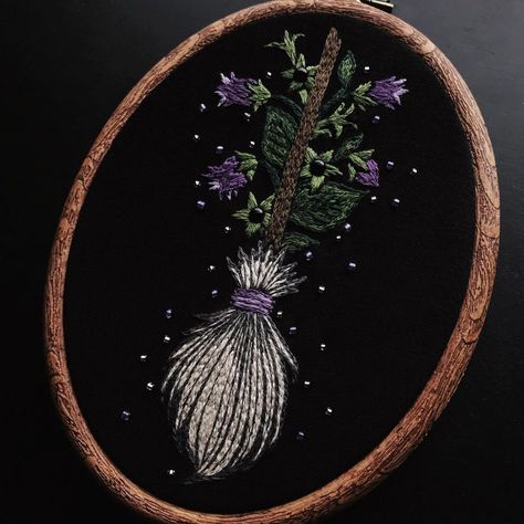 4,942 Me gusta, 81 comentarios - 𝒍𝒚𝒍𝒂 | 𝒔𝒉𝒆/𝒕𝒉𝒆𝒚 (@moonflesh) en Instagram: "And last but not least, here is the belladonna broom 💜 Atropa belladonna is one of the plants…" Stitch Witchery, Diy Embroidery Patterns, Halloween Embroidery, Hand Embroidery Projects, Thread Painting, Hand Embroidery Art, Sewing Embroidery Designs, Hand Embroidery Stitches, Embroidery Hoop Art