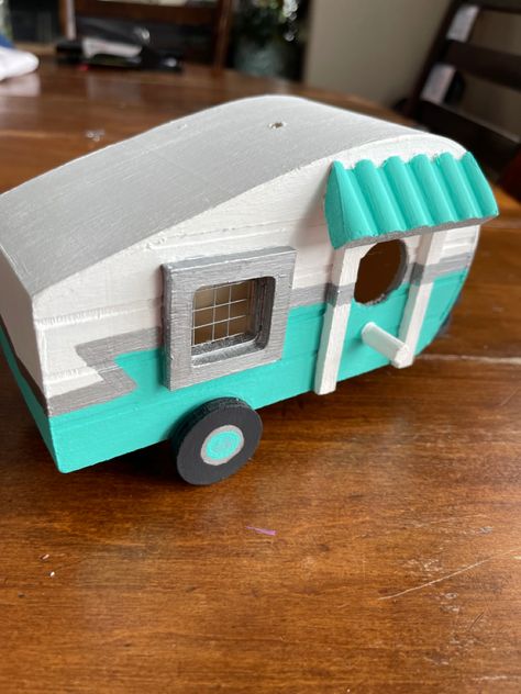 Painted up this birdhouse from Dollarama retro camper-style Camper Art Painting, Camper Birdhouse Painting Ideas, Trailer Birdhouse, Campground Crafts, Camper Birdhouse, Bird House Painted, Wood Camper, Wildlife Crafts, Caravan Art