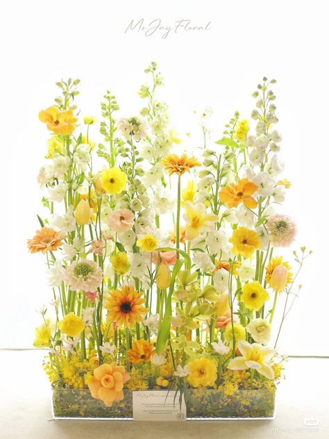 Linear Flower Arrangements, Meadow Floral Arrangement, Long Flower Arrangements For Table, Linear Floral Arrangement, Vegetative Floral Design, Flower Shop Decor, Floristry Design, Sustainable Flowers, Large Floral Arrangements