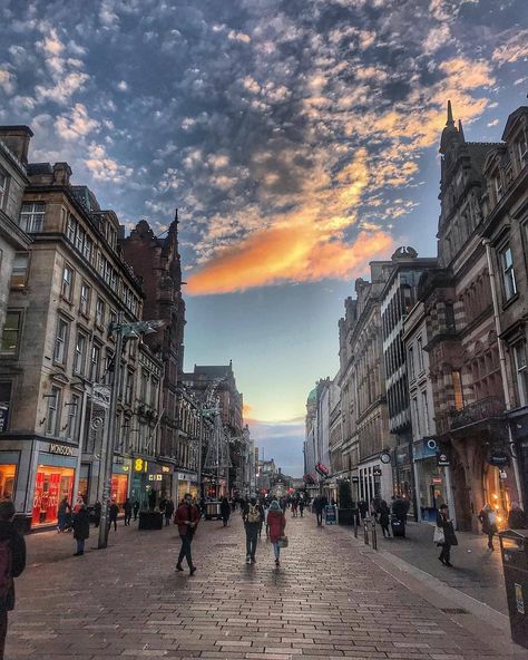 VisitScotland on Instagram: “Have YOU taken a stroll down Glasgow's Buchanan Street? Lined with some of the city's finest shops & architectural gems, you really can't…” Glasgow Architecture, August Moon, Glasgow City Centre, Glasgow University, Keep On Going, Dream Vacation Spots, Glasgow City, Tall Buildings, Glasgow Scotland