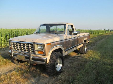 F150 Así pero en color azul, tengo muchos recuerdos. Vintage Trucks Ford, Single Cab Trucks, Black Truck, Ford F150 Pickup, Old Ford Trucks, Classic Ford Trucks, Old Pickup Trucks, Classic Pickup Trucks, Farm Trucks