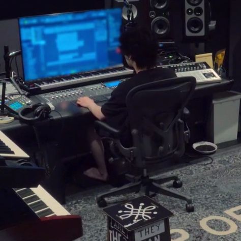 Yoongi Studio, Suga Studio, Yoongi Studio Aesthetic, Suga Working In Studio, Yoongi Piano, Suga With Piano, Yoongi With Piano, Yoongi's Hands, Yoongi Aesthetic