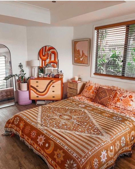 70s Inspired Bedroom Vintage, 70s Room Aesthetic Bedroom, 70s Boho Bedroom, 70s Room Aesthetic, Eclectic Dorm Room, 70s Inspired Bedroom, Colorful Maximalist Bedroom, 70s Room, Retro Bedrooms