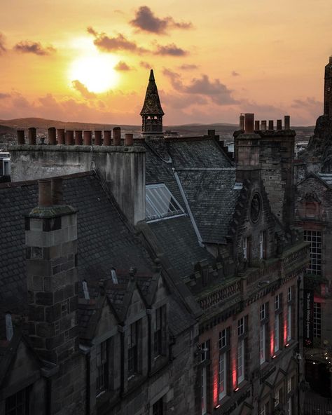 The rooftops of Castlehill 🏴󠁧󠁢󠁳󠁣󠁴󠁿 • • • #edinburghcastle #castlehill #royalmile #loves_scotland #insta_scotland #edinburgh… Edinburgh Photography, Old Town Edinburgh, Fog City, Uk Nature, Edinburgh Castle, Jim Rohn, Edinburgh Scotland, Rooftops, Big City