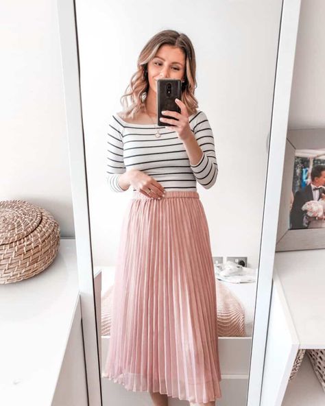 H&M pink pleated midi skirt summer outfit Midi Skirt Summer Outfit, Pink Pleated Skirt Outfit, Pleated Skirt Outfit Summer, Midi Skirt Summer, Pink Skirt Outfits, Pink Pleated Midi Skirt, Skirt Outfit Summer, Midi Skirts Summer, Pleated Skirt Outfit