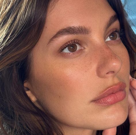 Brunette Makeup, Camila Morrone, Minimal Makeup, Clean Makeup, Glowy Makeup, Irina Shayk, Natalie Portman, Face Hair, Adriana Lima