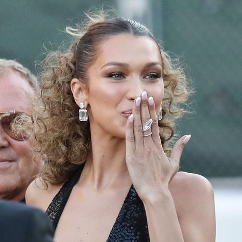 Bella Hadid Nails, 00s Nails, Cool Acrylic Nails, Nails Short Acrylic Almond, Short Acrylic Almond, 2000s Hairstyles, Eyebrow Trends, Nails Short Acrylic, Nails French Tips