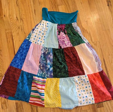 Tutorial: How to Make an Easy Patchwork Peasant Skirt Diy Peasant Skirt, Patchwork Skirt Diy, Easy Patchwork, Three Tiered Skirt, Travel Skirt, Start Sewing, Peasant Skirt, Skirt Tutorial, Diy Skirt