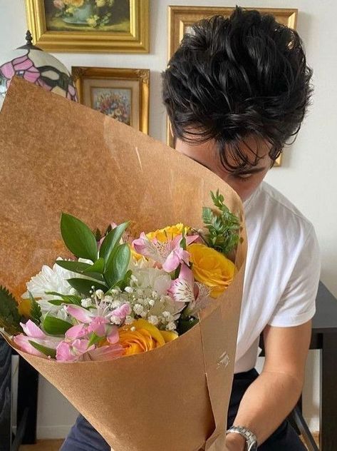 flowers. bouquet. couples aesthetc. old money boy. art museum vibes. brown fluffy hair. white t-shirt. boyfriend material Dream Boyfriend, Jenny Han, Addicted Series, A Bouquet Of Flowers, The Love Club, Beach Reading, Bouquet Of Flowers, Dream Boy, Love Languages