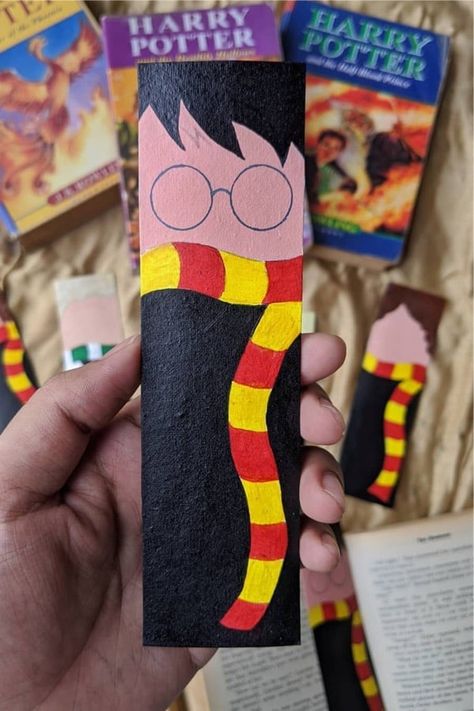 Make Your Own Bookmarks, Bookmarks Diy Kids, Bookmark Crochet Tutorial, Bookmark Easy, Bookmarks Ideas, Harry Potter Bookmark, Cool Bookmarks, Homemade Bookmarks, Best Bookmarks