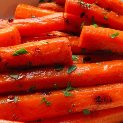 Spicy Cranberry Glazed Carrots - Life's A Tomato Spicy Glazed Carrots, Easy Chicken Wings, Grilled Carrots, Steamed Carrots, Cooked Carrots, Bread Snacks, Fall Dishes, Glazed Carrots, Cranberry Recipes