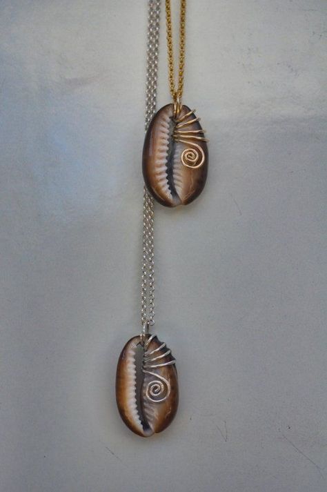 Shell Wire Wrapped Jewelry, Sea Themed Jewelry, Shell Jewelry Ideas, Seashell Rings, Cowrie Jewelry, Seashell Jewelry Diy, Beach Stones Jewelry, Wire Wrap Jewelry Designs, Seashell Pendants