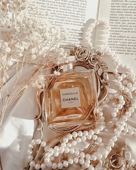 Aesthetic Fragrance, Perfume Aesthetic, Pearl Wallpaper, Rose Gold Aesthetic, Parfum Chanel, Antique Necklaces Design, Cream Aesthetic, Gold Aesthetic, Beaded Jewels