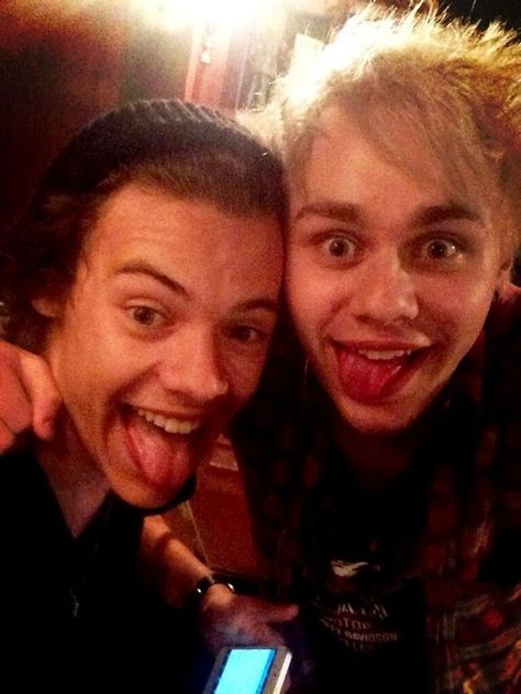 Harry with Michael from 5SOS two of my most favorite people Michael Clifford Shirtless, Michael Gordon, Ashton Irwin, Five Seconds Of Summer, Michael Clifford, Calum Hood, 1d And 5sos, Lauren Jauregui, Luke Hemmings