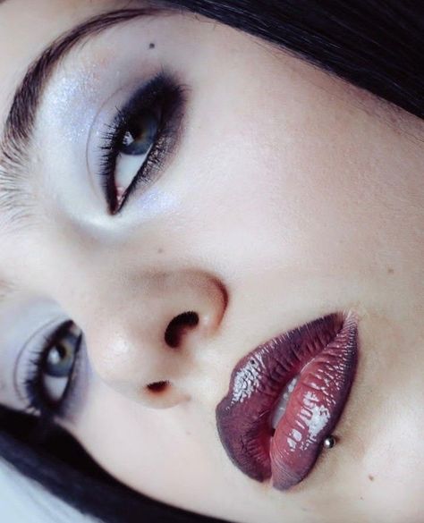 Gloomy Makeup, 90s Goth Makeup, 90s Makeup Tutorial, Makeup 90s, 90s Makeup Look, Vampy Makeup, Punk Makeup, 90s Makeup, Swag Makeup